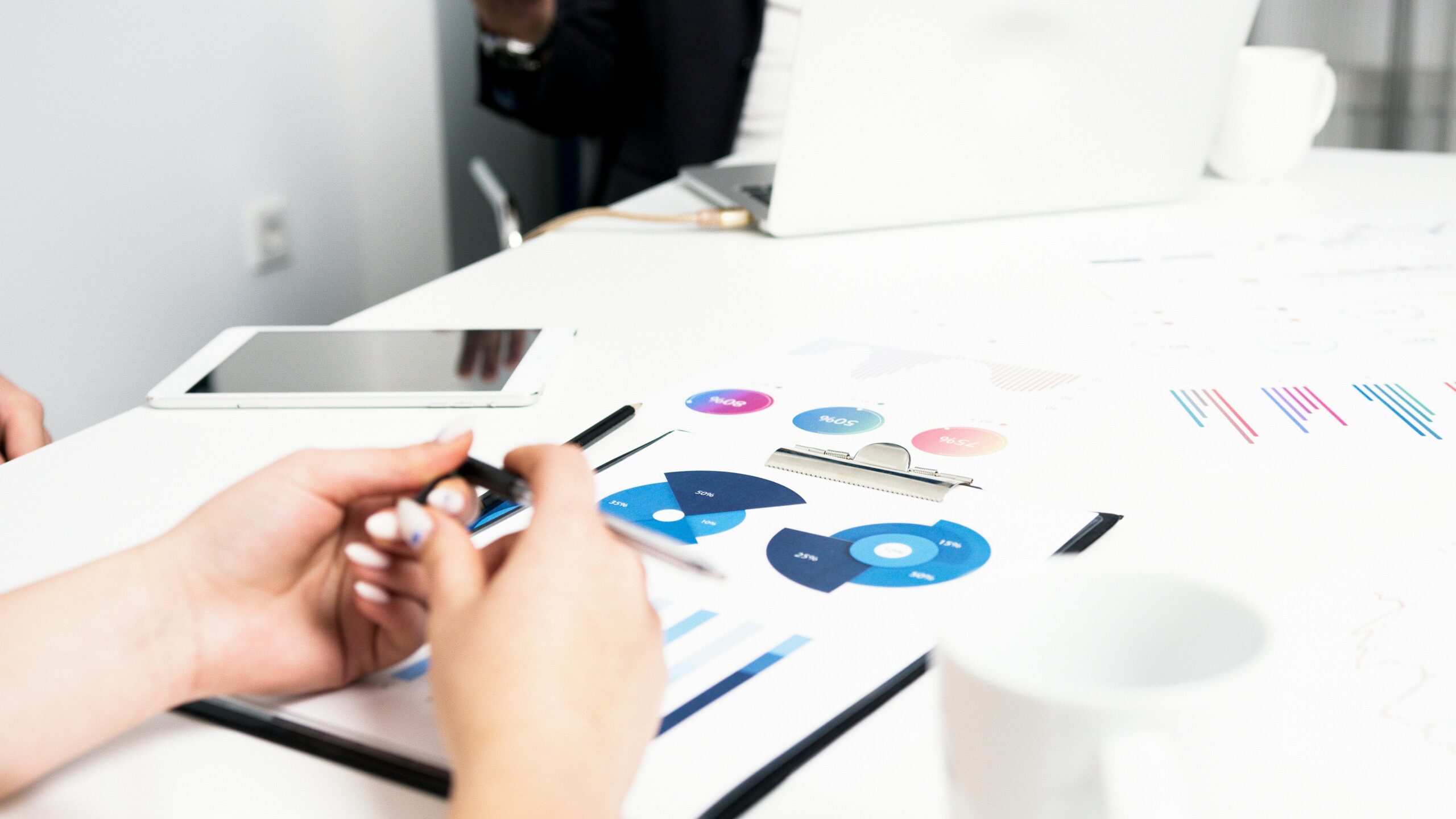 Top online courses 2025 banner showing people learning online using laptops and digital platforms